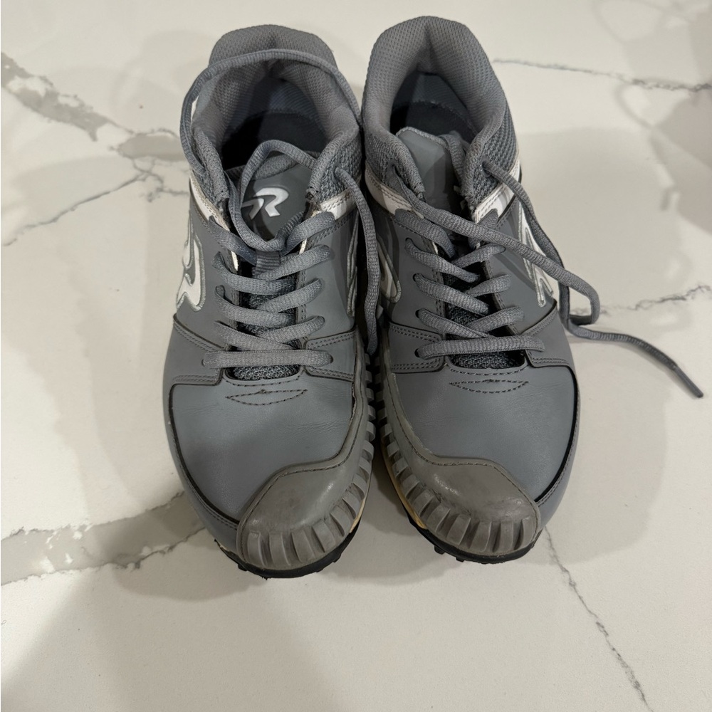 Gray ringer turf shoes size 7.5 pitching toe